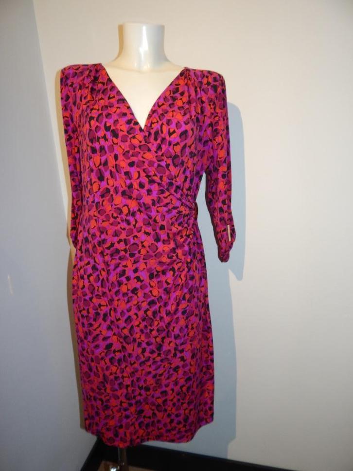 Joseph Ribkoff stretch jurk gouden hardware met merk print42, Kleding | Dames, Jurken, Zo goed als nieuw, Maat 42/44 (L), Overige kleuren
