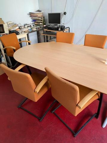 kantoortafel met stoelen beschikbaar voor biedingen