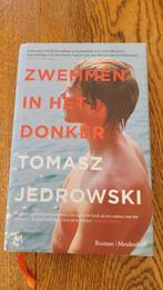Zwemmen in het Donker - Tomasz Jedrowski, Boeken, Ophalen of Verzenden, Gelezen, Tomasz Jedrowski