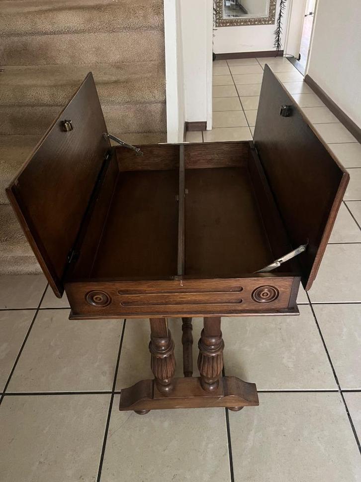 Vintage tafeltje met opbergruimte, Huis en Inrichting, Tafels | Bijzettafels, Gebruikt, Rechthoekig, 45 tot 60 cm, 55 tot 75 cm