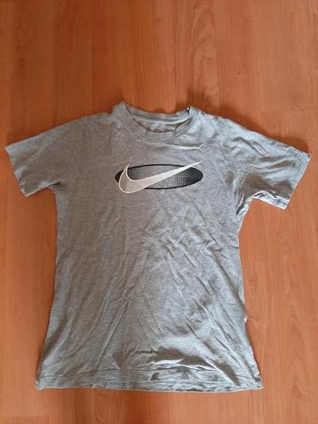 Grijs Nike t shirt 147 - 158 maat 152 beschikbaar voor biedingen