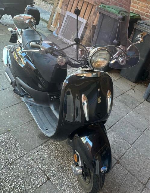 BTC grande retro scooter, Fietsen en Brommers, Snorfietsen en Snorscooters, Zo goed als nieuw, Overige merken, Benzine, Ophalen of Verzenden