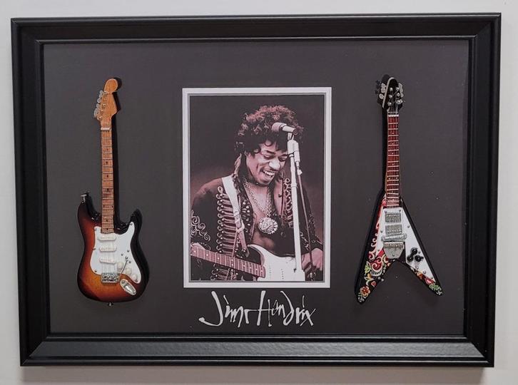 Jimi Hendrix 2 miniatuur gitaren op lijst wanddeco gitaar, Verzamelen, Muziek, Artiesten en Beroemdheden, Nieuw, Foto of Kaart