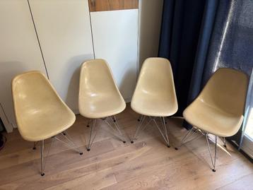  4x Eames Miller DSR glasvezel side chairs – parchment beschikbaar voor biedingen