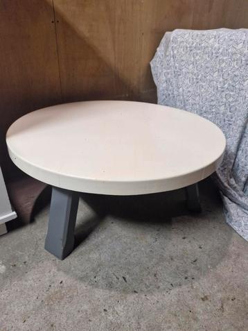 Ronde salontafel massief hout beschikbaar voor biedingen