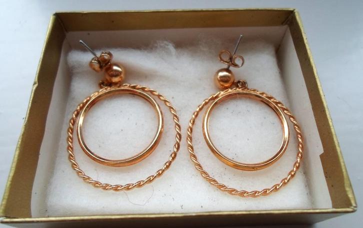 AVON Oorbellen. Hangers. Goldplated., Sieraden, Tassen en Uiterlijk, Oorbellen, Nieuw, Hangers, Overige materialen, Goud, Ophalen of Verzenden