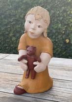 Beeld van klei. Kind met teddybeer, Ophalen