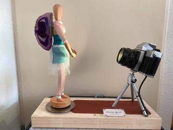 Houten Show girl met Camera en Ledlamp beschikbaar voor biedingen