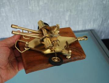 ZU-23 Dubbelloops Luchtafweerkanon Messing model op teakhout beschikbaar voor biedingen