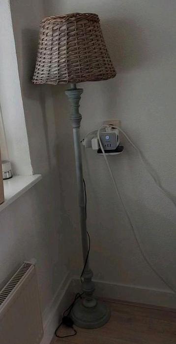 Sfeervolle Staande Lamp beschikbaar voor biedingen
