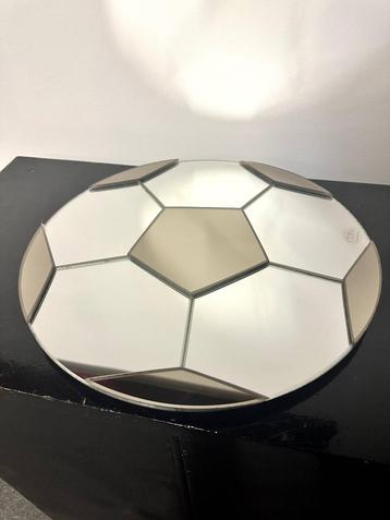 Spiegel Voetbal beschikbaar voor biedingen