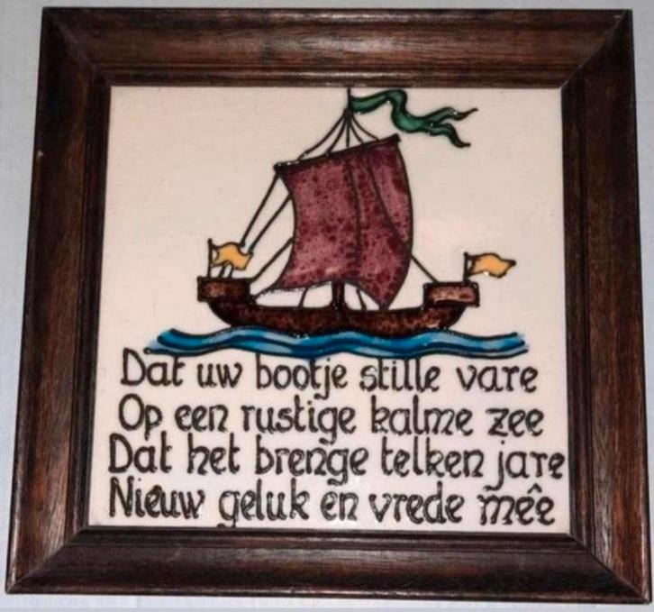 Vintage wandtegel met bootje en tekst in lijstje, Antiek en Kunst, Antiek | Wandborden en Tegels, Ophalen of Verzenden