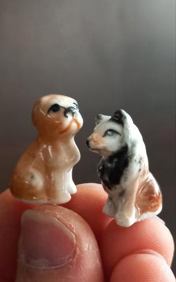 Twee Vintage Miniatuur Porseleinen Hondjes – Handgeschilderd beschikbaar voor biedingen