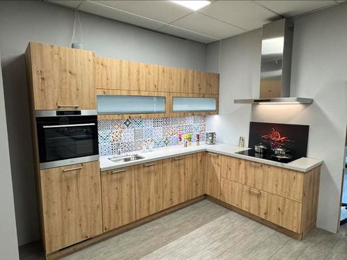Showroom keuken houtlook met composiet werkblad, Huis en Inrichting, Keuken | Complete keukens, Nieuw, Hoekkeuken, Overige kleuren