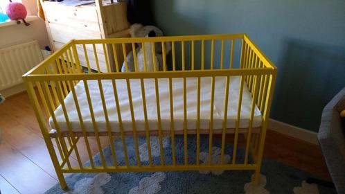 Ledikant citroengeel / geel (in- of exclusief matrasje), Kinderen en Baby's, Babywiegjes en Ledikanten, Gebruikt, Ledikant, Ophalen