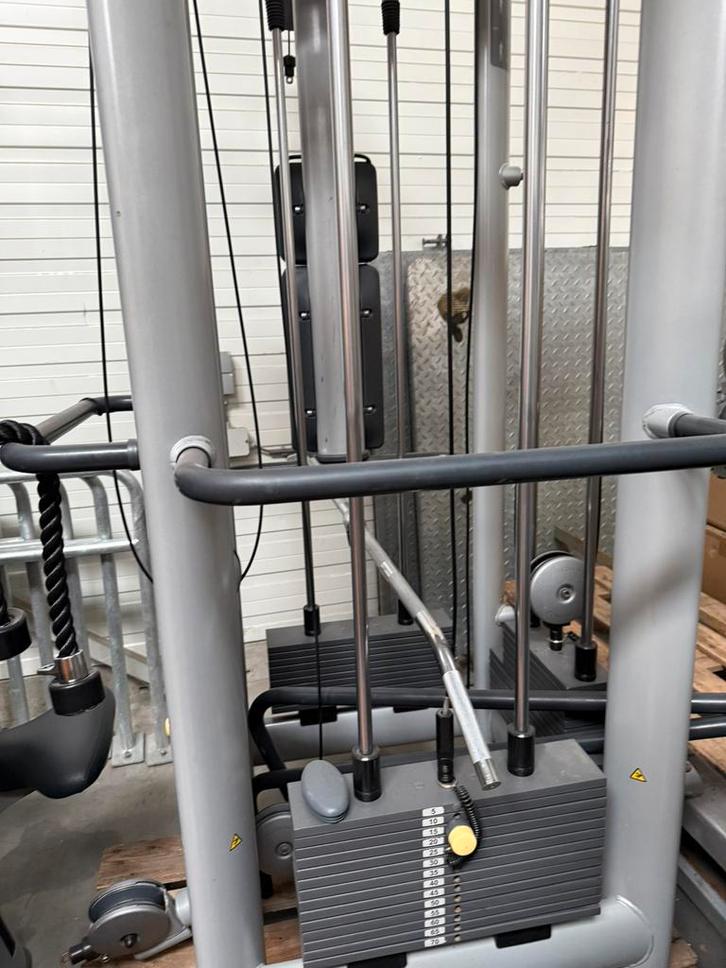 fitness  Technogym 4-stack krachtstation, Sport en Fitness, Fitnessmaterialen, Zo goed als nieuw, Fitnessbank, Armen, Benen, Borst