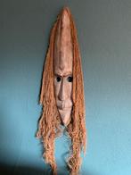 Houten masker, Ophalen