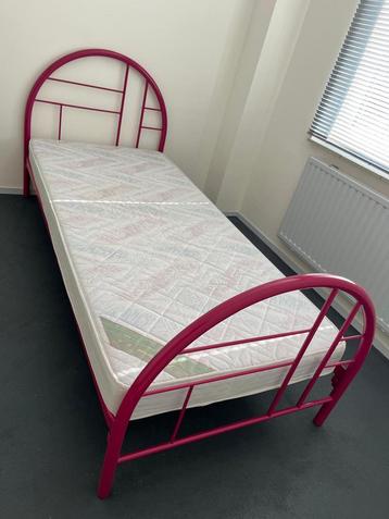 Mooi roze eenpersoons bed beschikbaar voor biedingen
