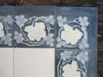 37 Prachtige jugendstil randtegels warmgrijs met witte roos, Antiek en Kunst, Antiek | Wandborden en Tegels, Ophalen