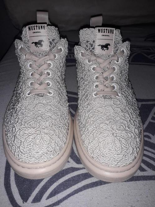 Ibiza stijl Mustang sneakers 4cm plateau zool beige MT40, Kleding | Dames, Schoenen, Zo goed als nieuw, Sneakers of Gympen, Beige