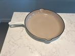 Le Creuset Skillet, 30 cm wit in heel goede staat, Gietijzer, Ophalen of Verzenden, Zo goed als nieuw, Keramische plaat