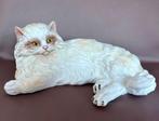 Porselein beeld Perzische kat. In mat glazuur, beige wit., Ophalen of Verzenden, Dier