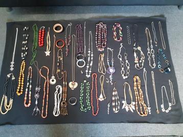 Vintage sieraden verzameling beschikbaar voor biedingen