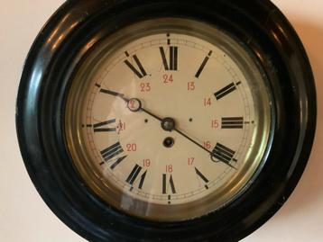 Antieke Wandklok met sleutel goedlopend hangt  aan de muur beschikbaar voor biedingen