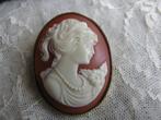 Vintage Camee Broche / Rood - Dame met Parelketting 4 x 3 cm, Overige materialen, 4 tot 7 cm, Gebruikt, Verzenden