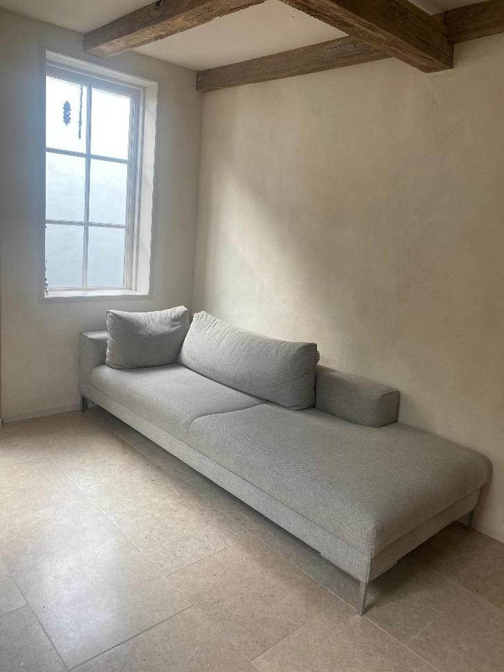 Design on Stock Aikon lounge 24 grijs bank / chaise longue, Huis en Inrichting, Banken | Bankstellen, Zo goed als nieuw, Rechte bank