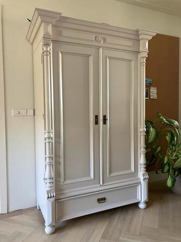 Antieke kast beschikbaar voor biedingen