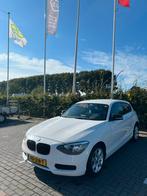 BMW 1-Serie 114I 75KW 3-DR 2012 Wit, Auto's, BMW, 1-Serie, Achterwielaandrijving, 4 cilinders, 4 stoelen