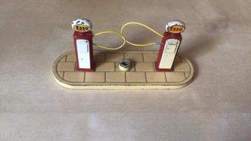 DINKY TOYS BENZINE STATION ESSO MET GEBREKKIE,BLIJFT LEUK 😅 beschikbaar voor biedingen