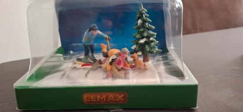 Lemax Ski Pile-Up - Artikelnummer: 23958, Diversen, Kerst, Zo goed als nieuw, Ophalen of Verzenden