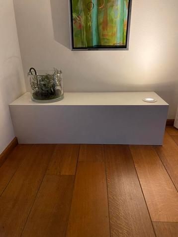 Houten wandmeubel met ingebouwde spot beschikbaar voor biedingen