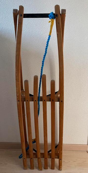 Houten slee beschikbaar voor biedingen