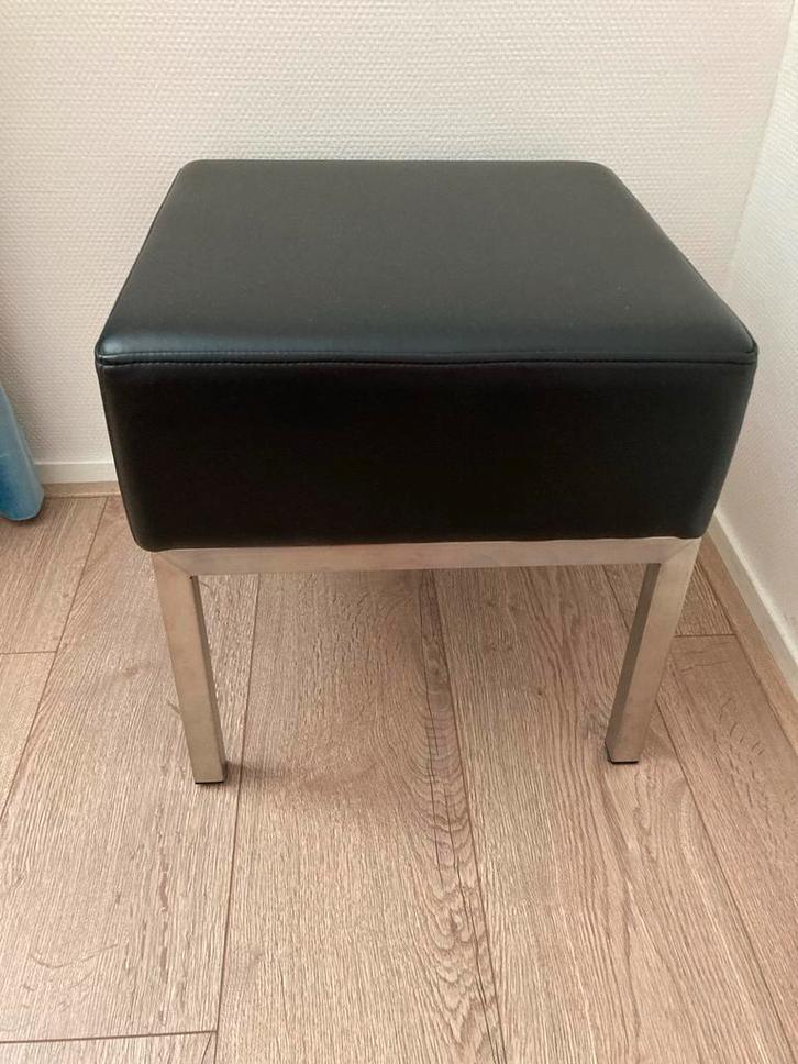 Zwart voetenbank met RVS poten, Huis en Inrichting, Stoelen, Zo goed als nieuw, Eén, Metaal, Zwart, Ophalen