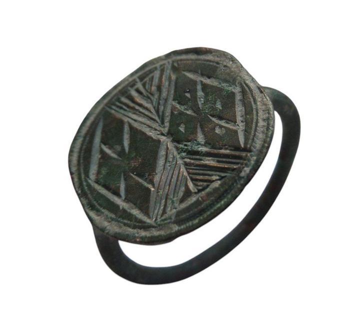 Bodemvondst middeleeuwse bronzen ring twee tempelier kruis, Antiek en Kunst, Antiek | Koper en Brons, Brons, Verzenden