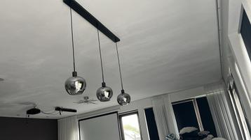Moderne hanglamp met 3 glazen bollen beschikbaar voor biedingen
