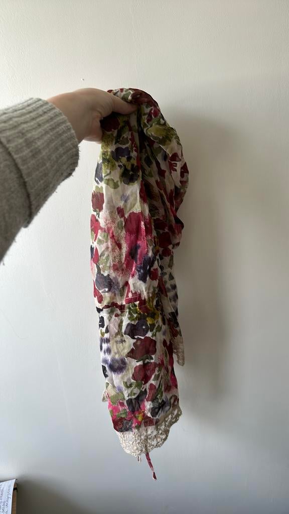 Bloemenprint sjaal met kant in two, Ophalen of Verzenden, Gedragen, Maat 38/40 (M)
