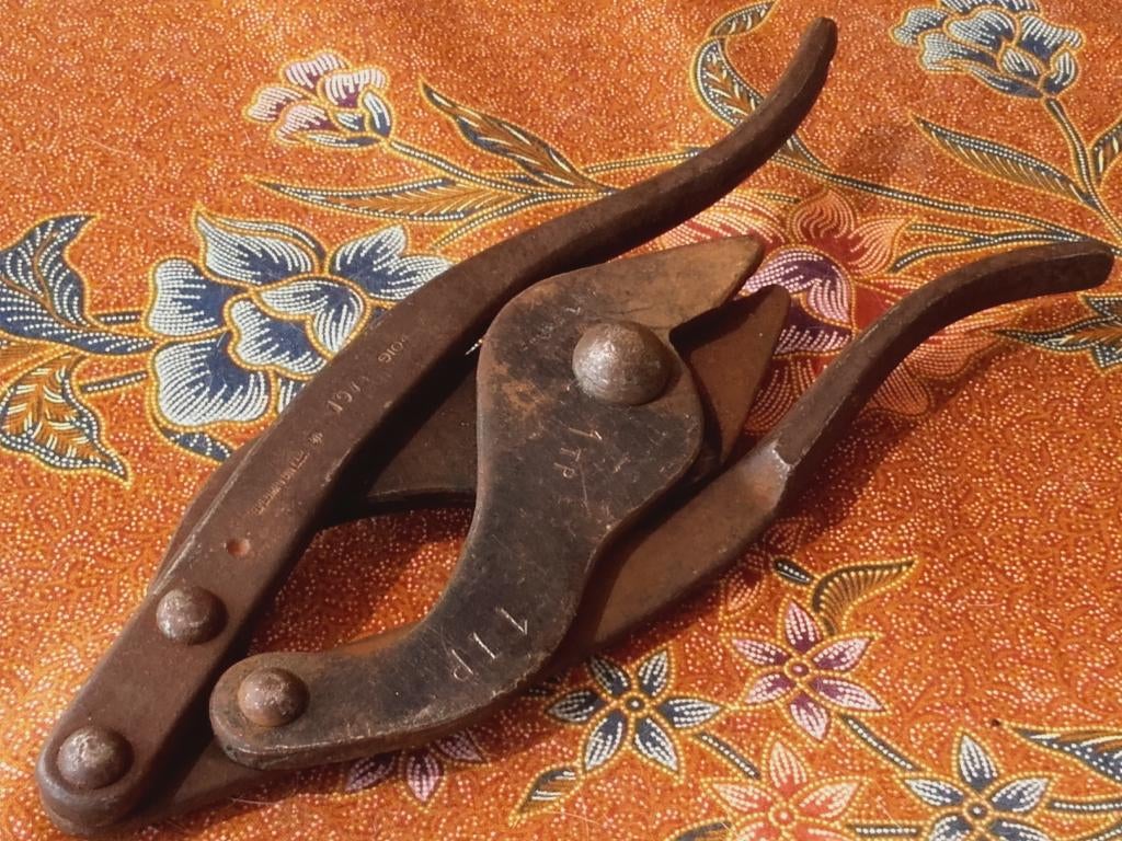 Originele oude Engelse militaria draadtang van Wilkinsons.