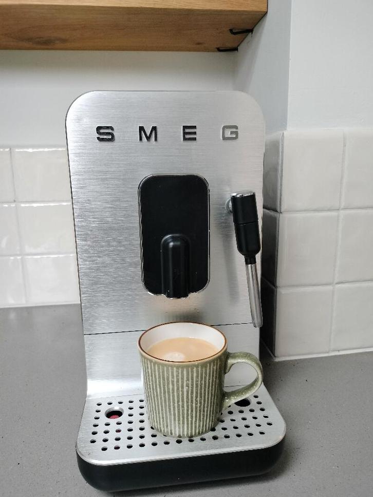 Smeg Bonen Koffiezetapparaat met Melkschuimer - Zwart, Witgoed en Apparatuur, Koffiezetapparaten, Gebruikt, Gemalen koffie, Koffiebonen