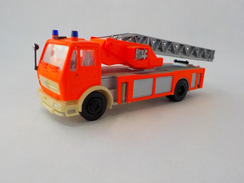 Herpa Mercedes Benz NG DLK 23-12 Feuerwehr ‘tagesleuchtrot’, Hobby en Vrije tijd, Modelauto's | 1:87, Ophalen of Verzenden, Zo goed als nieuw
