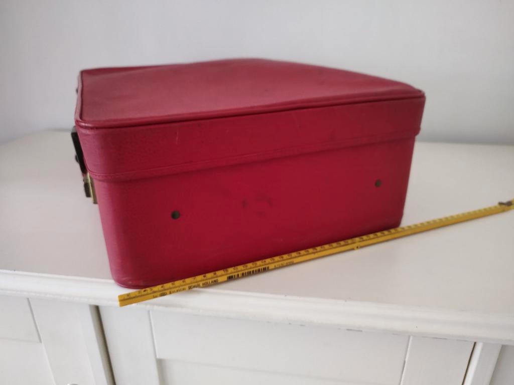K675 VINTAGE jaren 60 koffer rood kunstleder in goede staat, Overige materialen, Gebruikt, 50 tot 60 cm, Onbekend