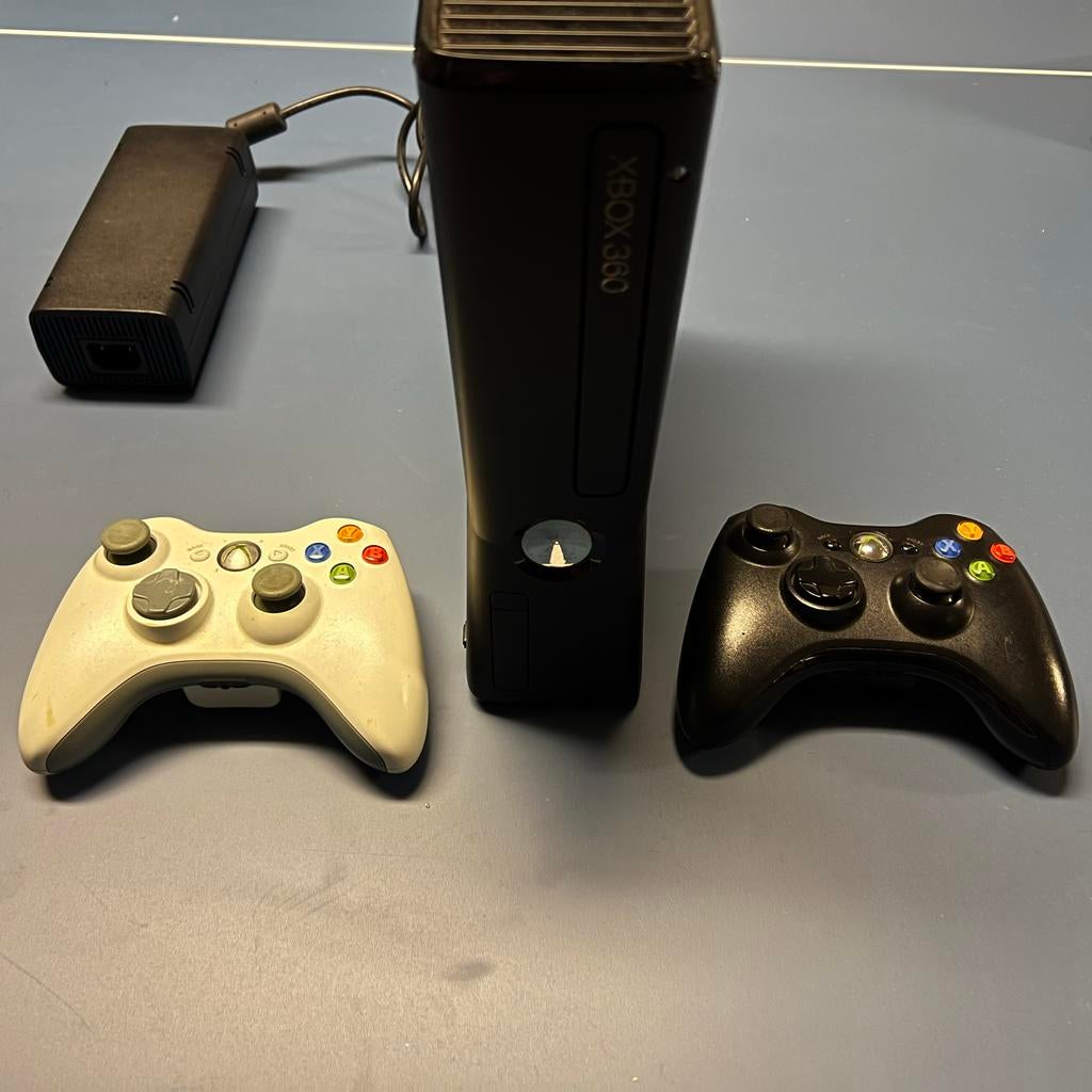Xbox 360 Slim met twee controllers, Spelcomputers en Games, Spelcomputers | Xbox 360, Ophalen of Verzenden, Gebruikt, Met 2 controllers