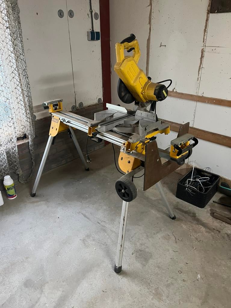 Dewalt afkortzaag met onderstel (DW770), Doe-het-zelf en Verbouw, Gereedschap | Zaagmachines, Ophalen, 70 mm of meer, Zo goed als nieuw