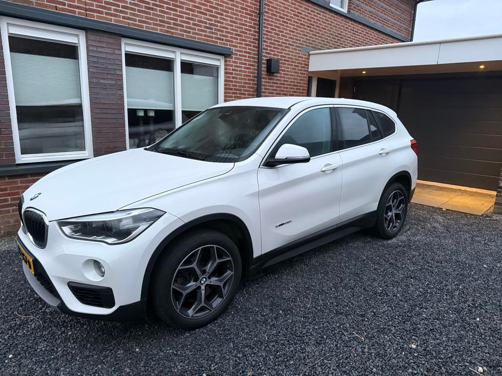 BMW X1 2.0 Sdrive 20I AUT 2016 Wit, Auto's, BMW, 1998 cc, 1800 kg, Zwart, Navigatiesysteem