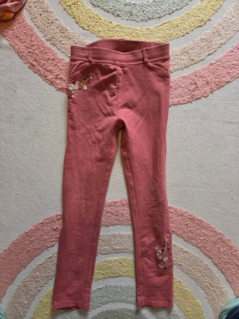 Roze broek bloemen borduursel maat 128
DopoDopo
Klein gaatje, Broek, Gebruikt, Meisje, Ophalen of Verzenden