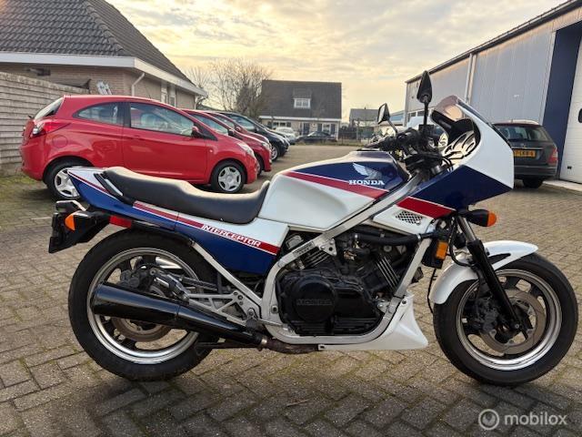 Honda VFR 750F Interceptor, Bedrijf, Sport, 748 cc