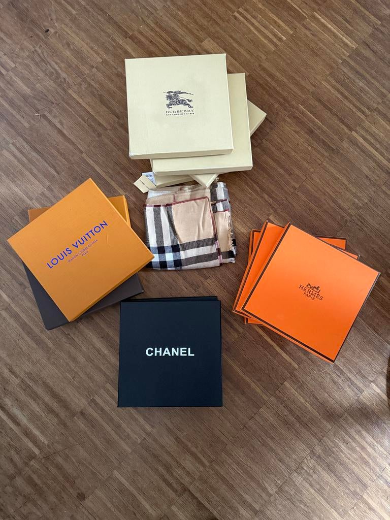 13 Sjaaltjes partij handel merken bundel merkkleding markt, Kleding | Dames, Mutsen, Sjaals en Handschoenen, Ophalen of Verzenden